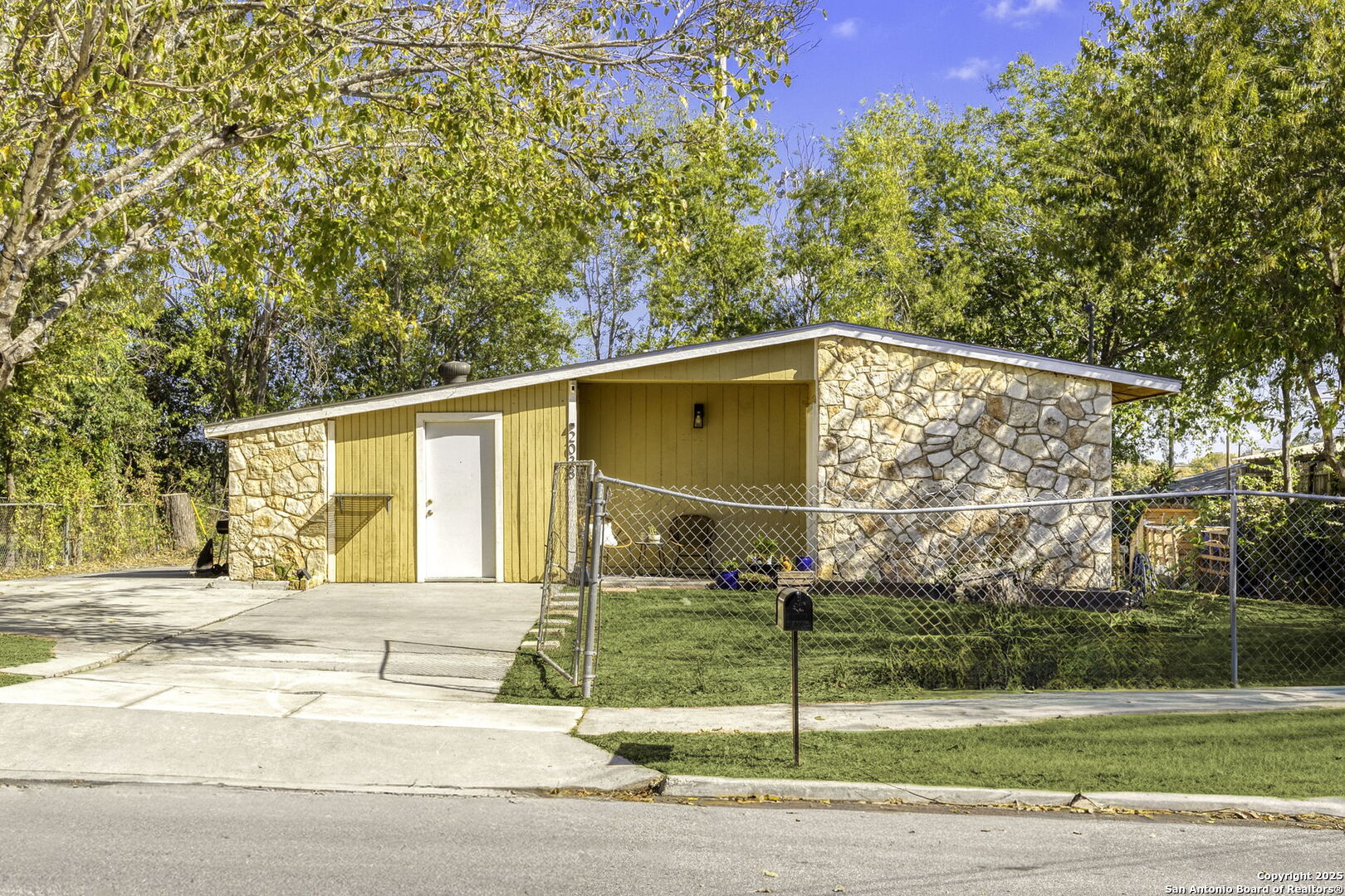 2038 Springvale Drive San Antonio, TX 78227 - Photo 3 of 25