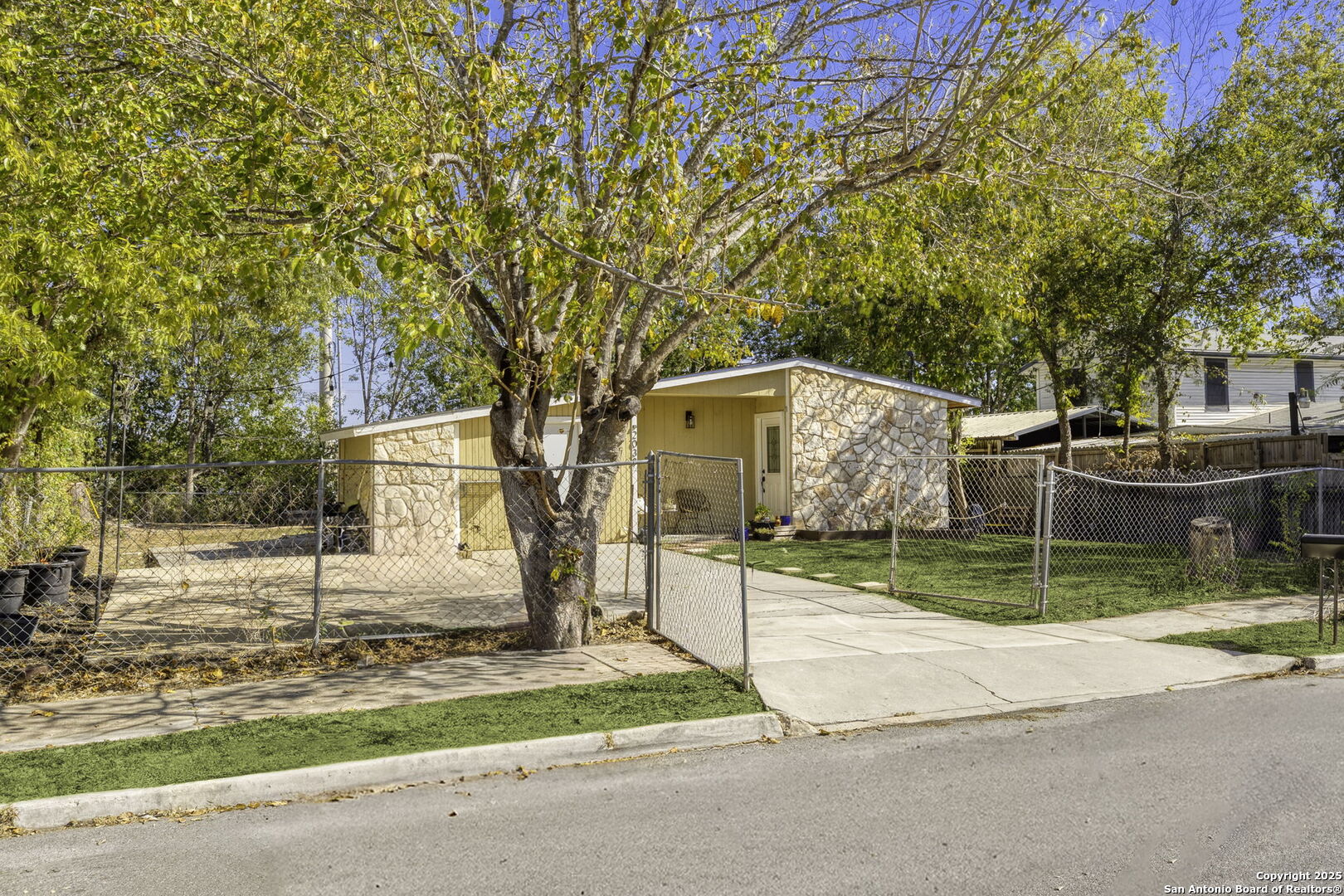 2038 Springvale Drive San Antonio, TX 78227 - Photo 4 of 25