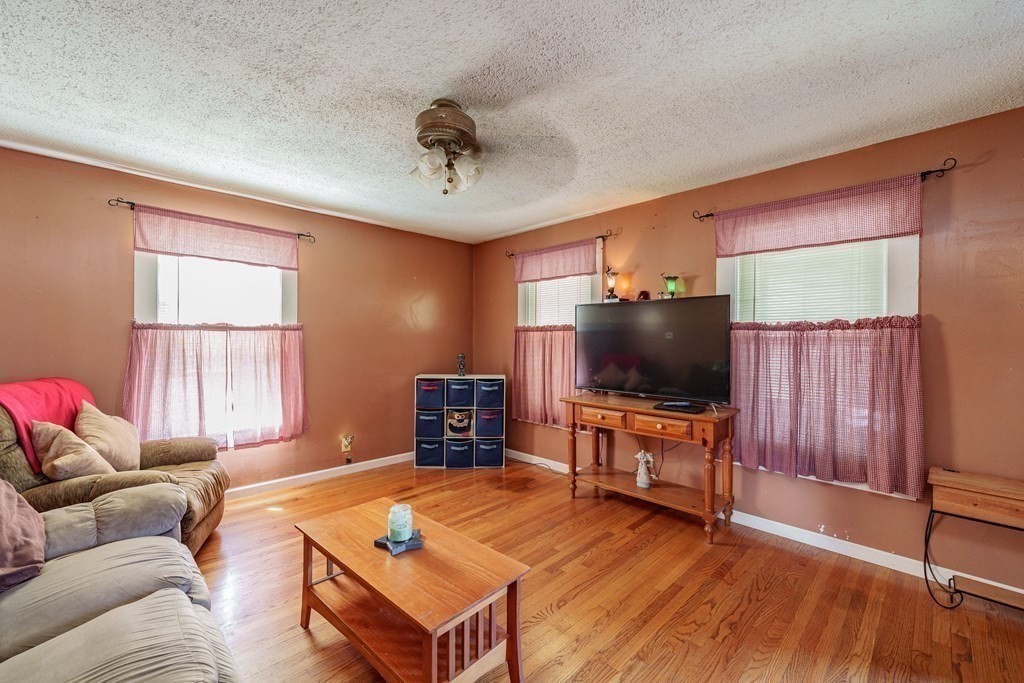 1439 Worcester Street Springfield, MA 01151 - Photo 4 of 31