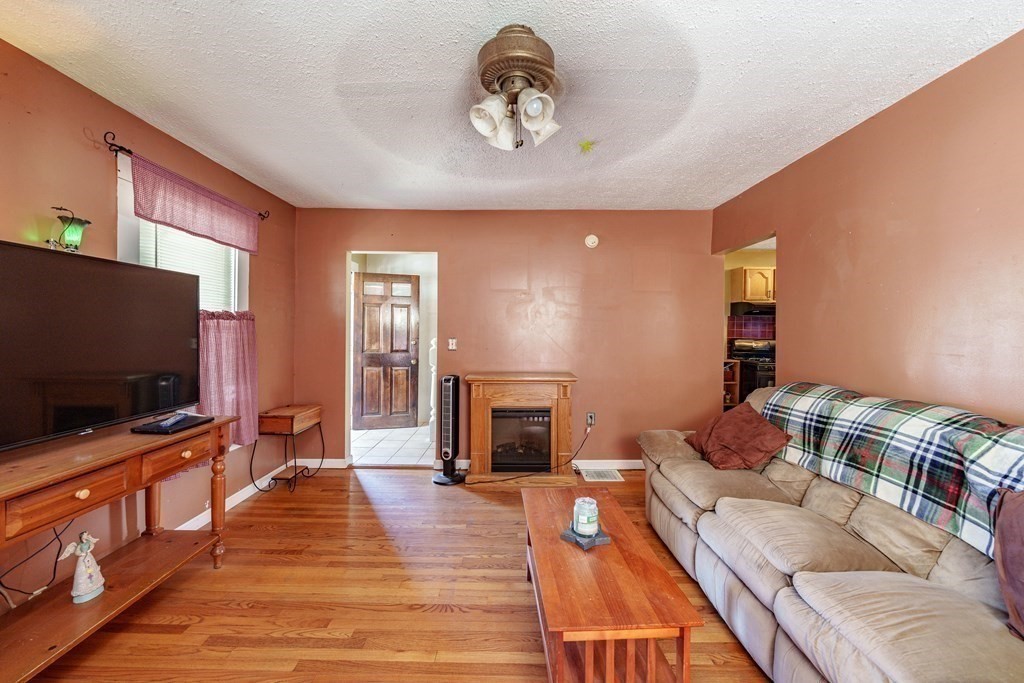 1439 Worcester Street Springfield, MA 01151 - Photo 5 of 31
