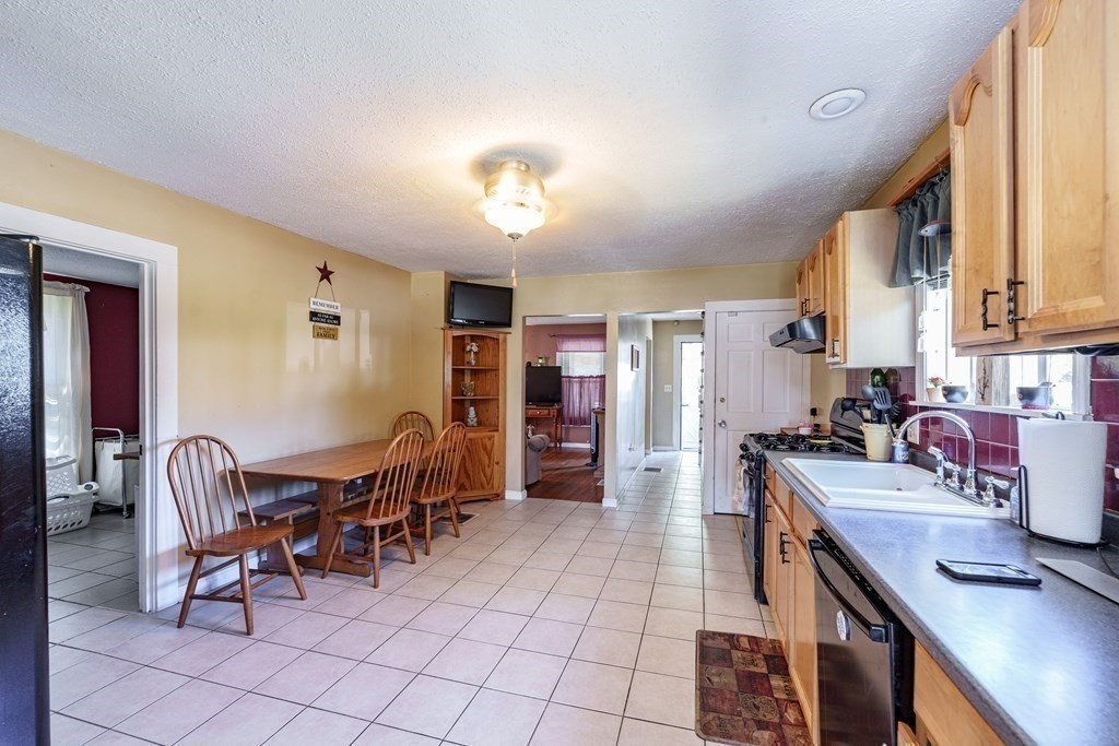1439 Worcester Street Springfield, MA 01151 - Photo 6 of 31