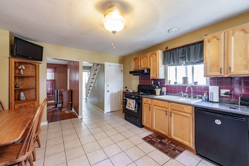 1439 Worcester Street Springfield, MA 01151 - Photo 7 of 31