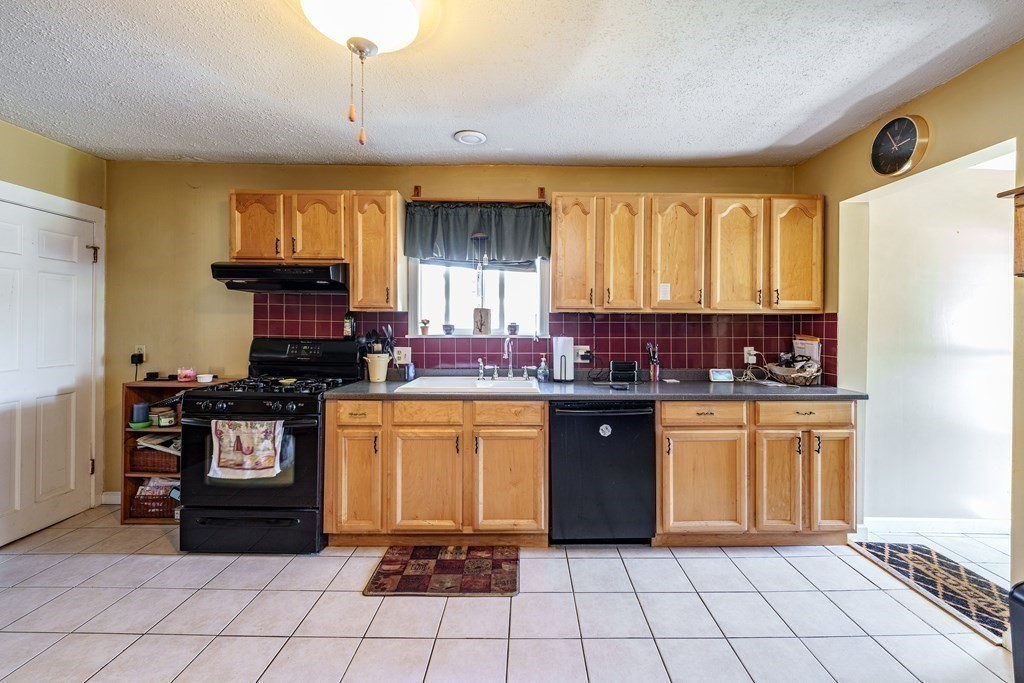 1439 Worcester Street Springfield, MA 01151 - Photo 8 of 31
