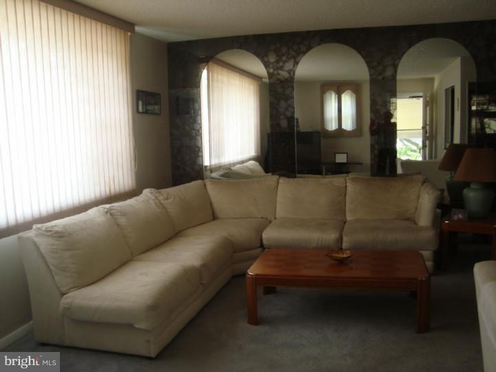 9101 Wooden Bridge Road Philadelphia, PA 19136 - Photo 2 of 15 Living Room