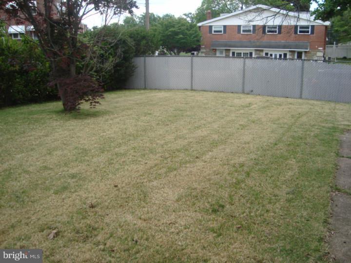 9101 Wooden Bridge Road Philadelphia, PA 19136 - Photo 13 of 15 Back Yard