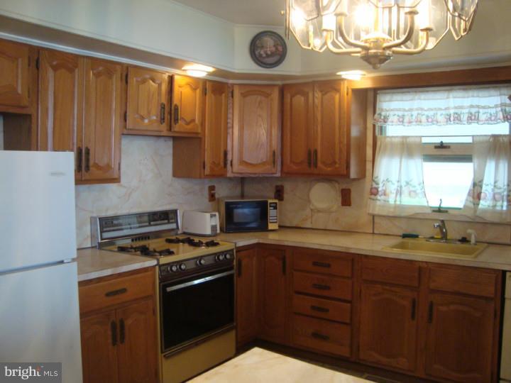 9101 Wooden Bridge Road Philadelphia, PA 19136 - Photo 4 of 15 Kitchen