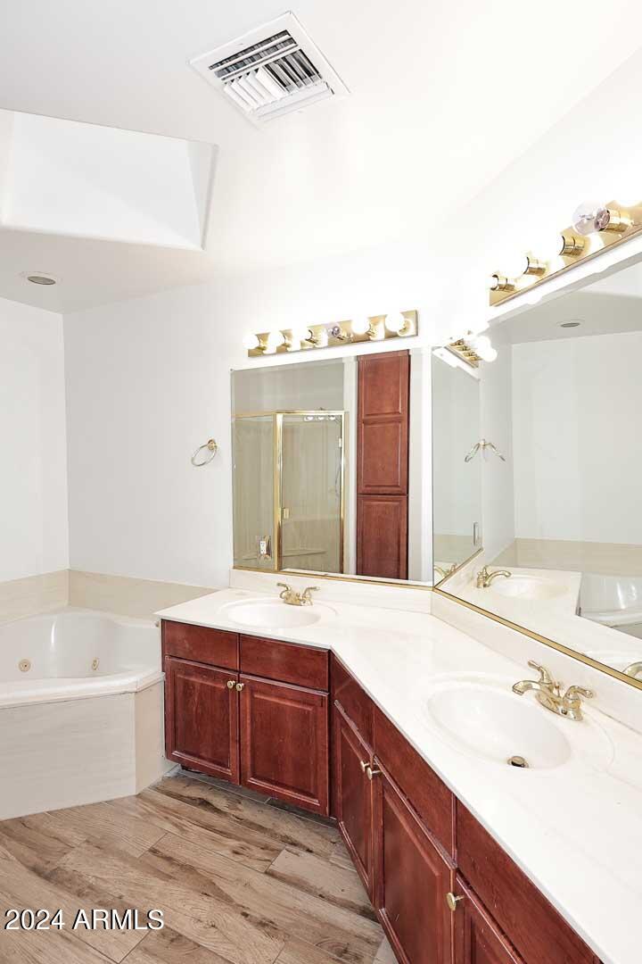 6006 North 5th Place Phoenix, AZ 85014 - Photo 27 of 34 a bathroom with a bathtub sink and mirror