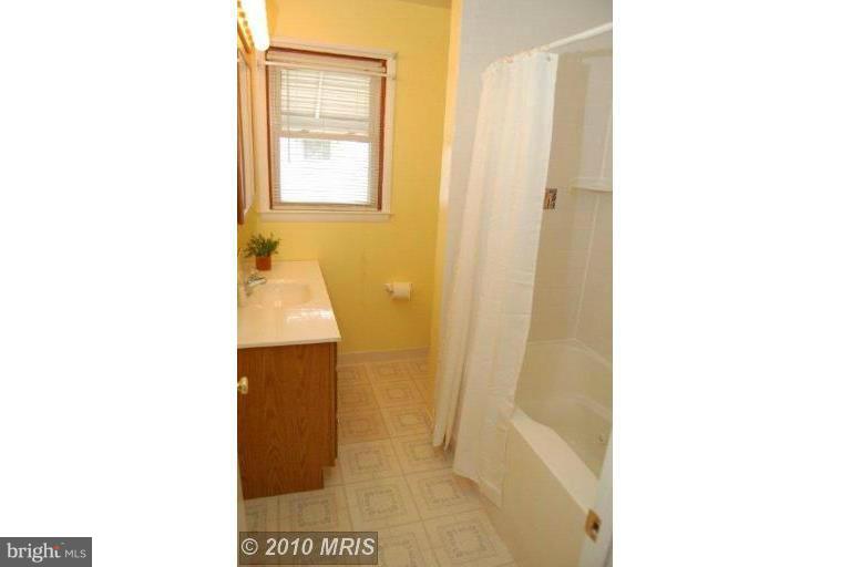 212 Dale Road Pasadena, MD 21122 - Photo 13 of 21 Updated Bath w/Jetted Tub