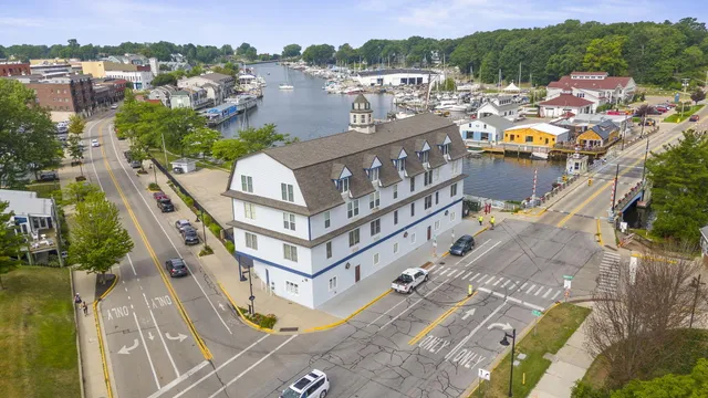 $319,900 | 532 Dyckman Avenue, Unit 17, South Haven, MI 49090