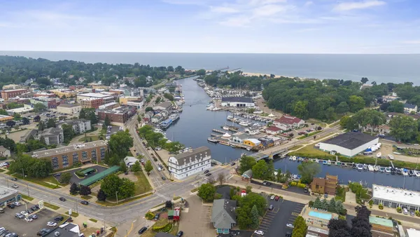 $319,900 | 532 Dyckman Avenue, Unit 17, South Haven, MI 49090
