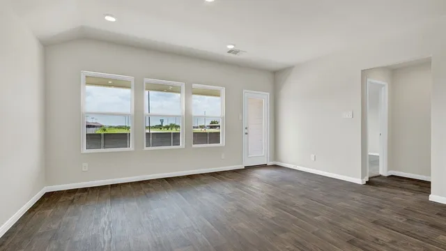 $2,190 | 332 St Thomas Street, Lockhart, TX 78644