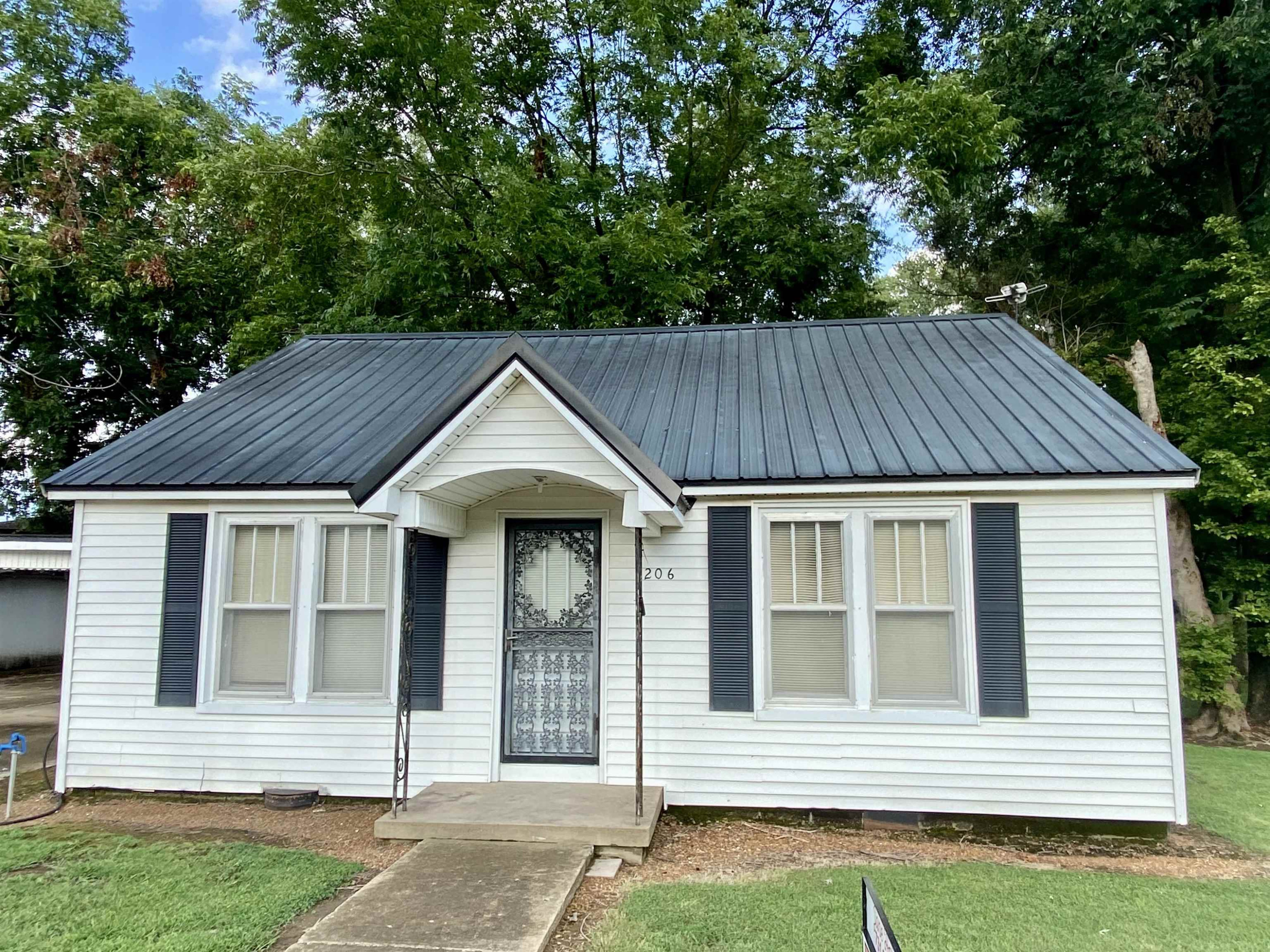 206 South Trenton Street Rutherford, TN 38369 - Photo 1 of 10 front view of a house with a yard