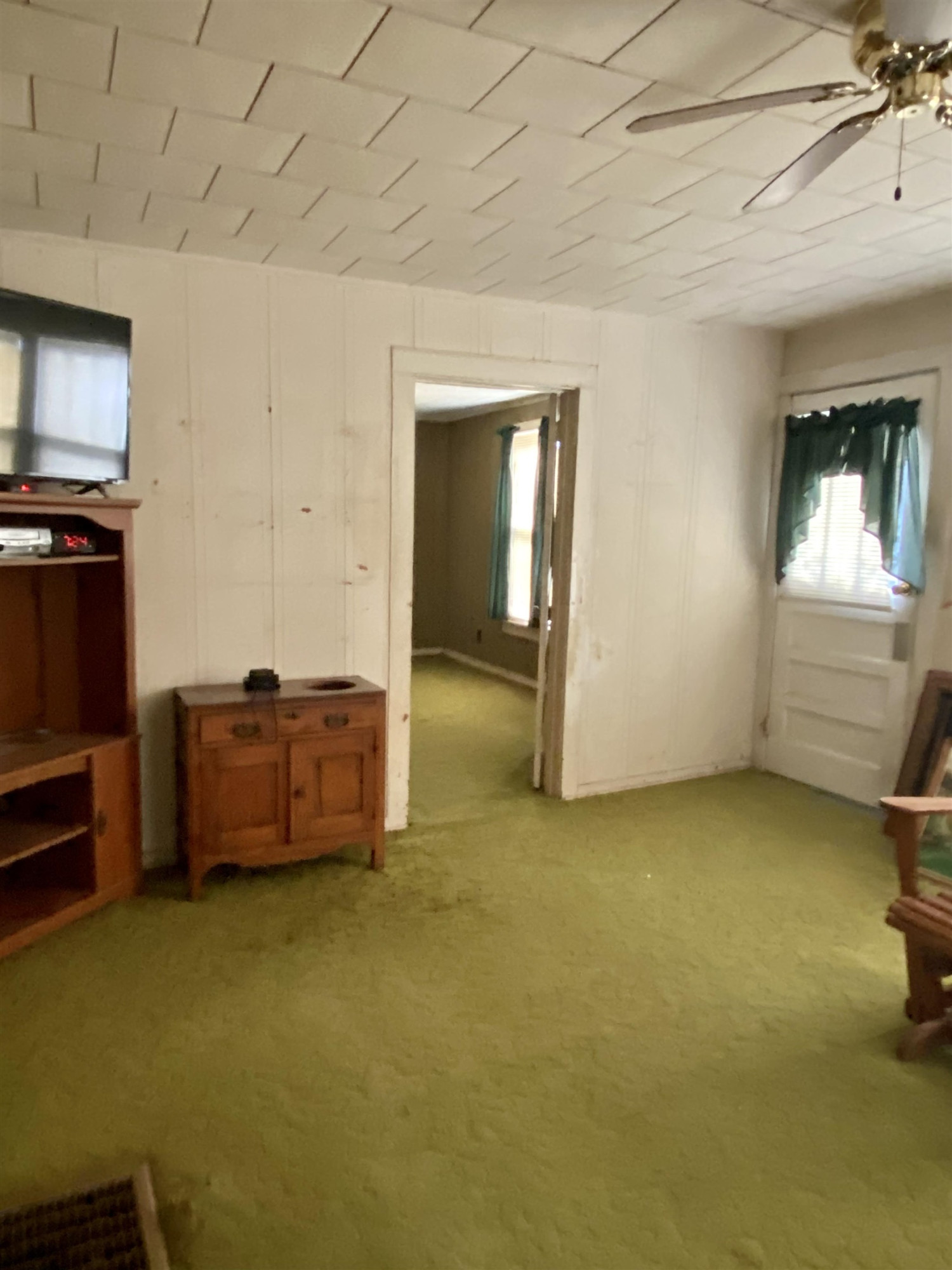 206 South Trenton Street Rutherford, TN 38369 - Photo 2 of 10 a room with furniture and flat screen tv