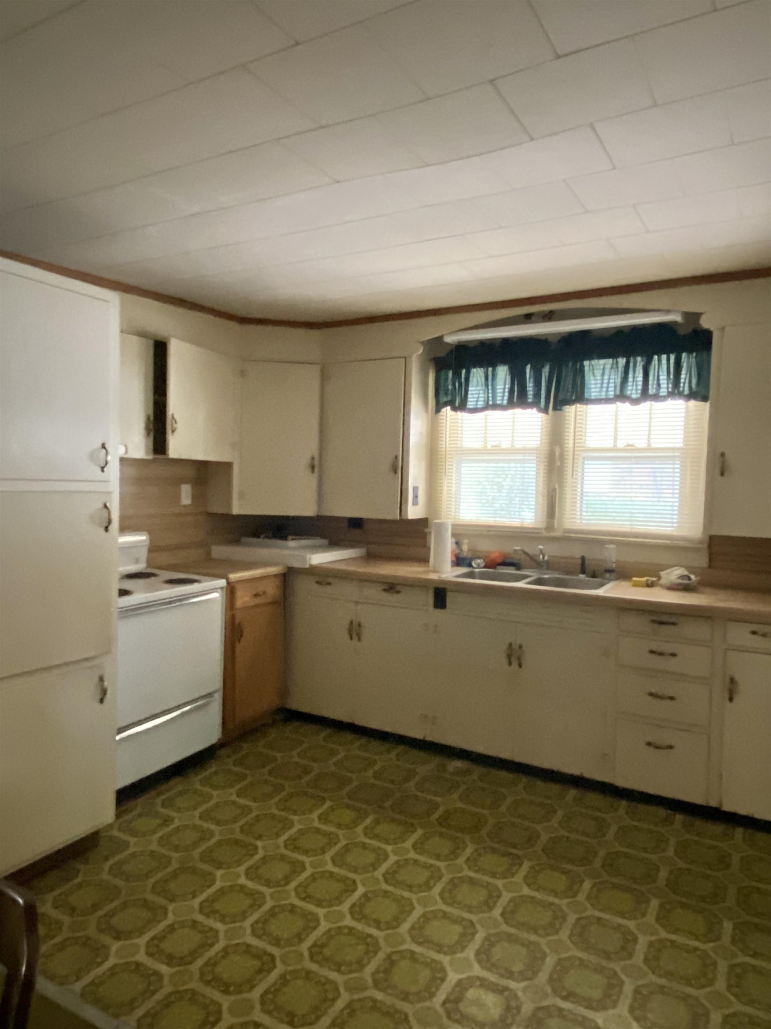 206 South Trenton Street Rutherford, TN 38369 - Photo 4 of 10 a kitchen with a sink window and cabinets