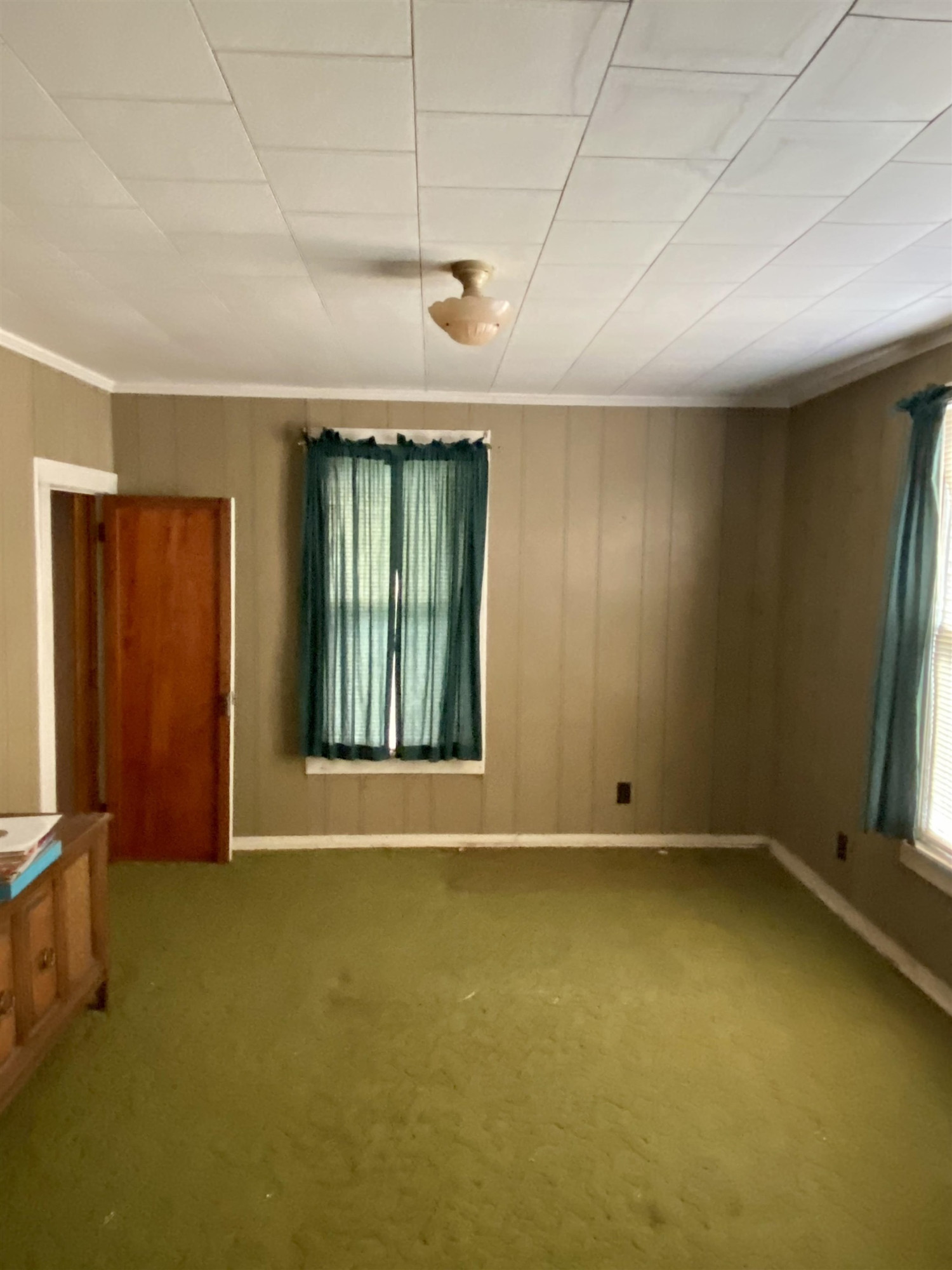 206 South Trenton Street Rutherford, TN 38369 - Photo 5 of 10 an empty room with windows