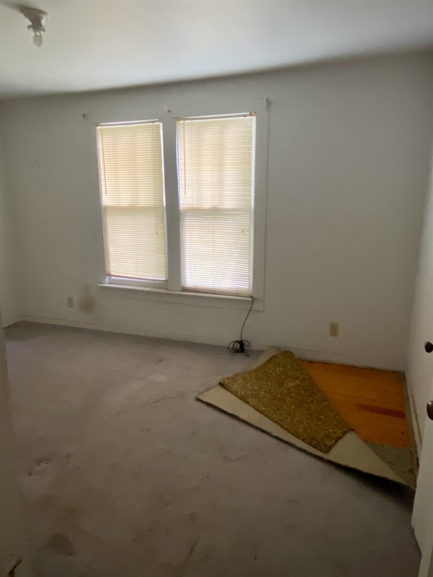 206 South Trenton Street Rutherford, TN 38369 - Photo 7 of 10 an empty room with a window