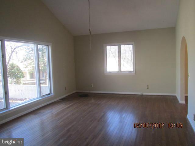 18702 Red Maple Court Triangle, VA 22172 - Photo 9 of 10 Living Room