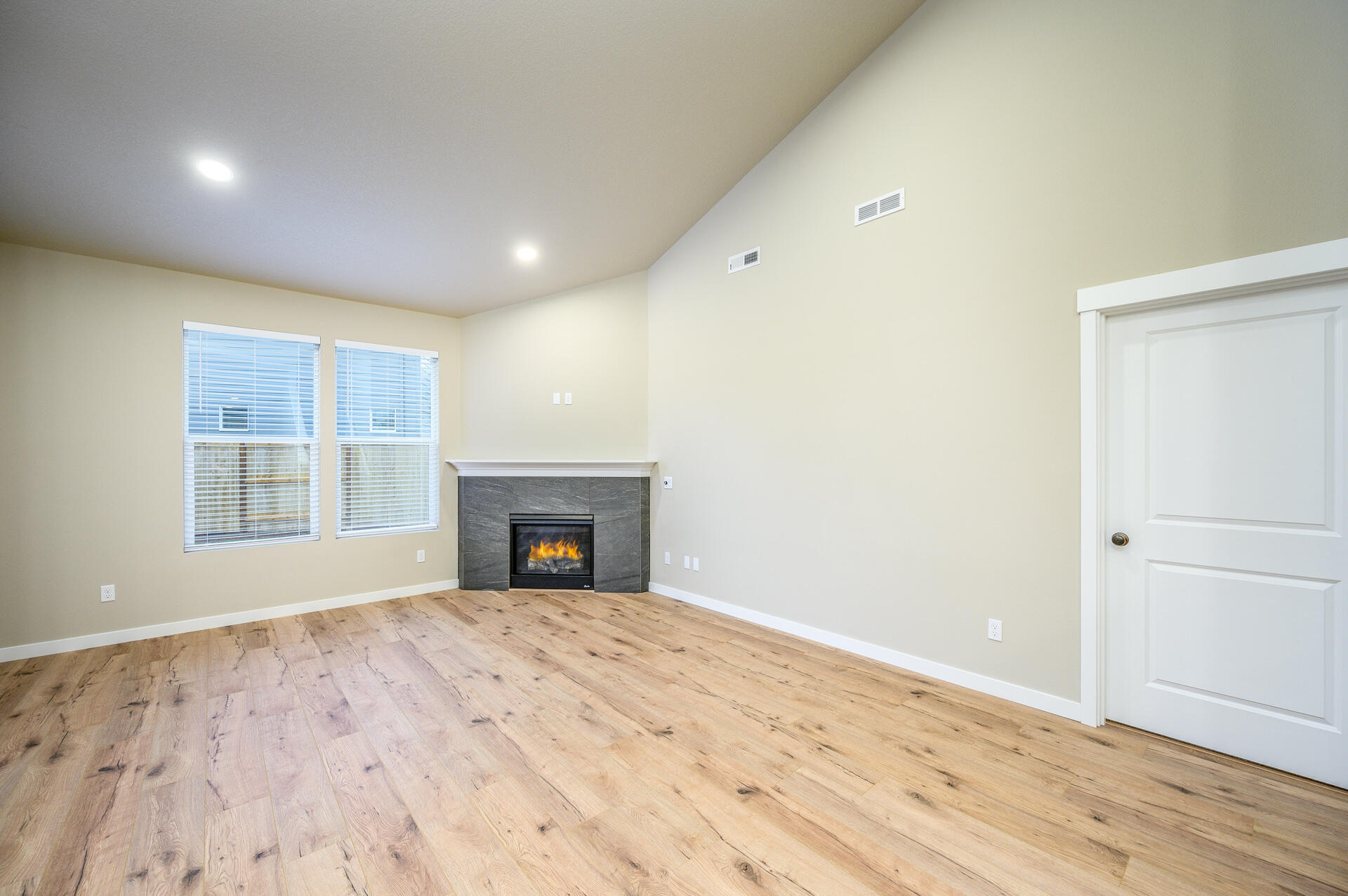 1516 Poppy Ridge Drive, Unit 326 Eagle Point, OR 97524 - Photo 14 of 23 599_1640quartz-3