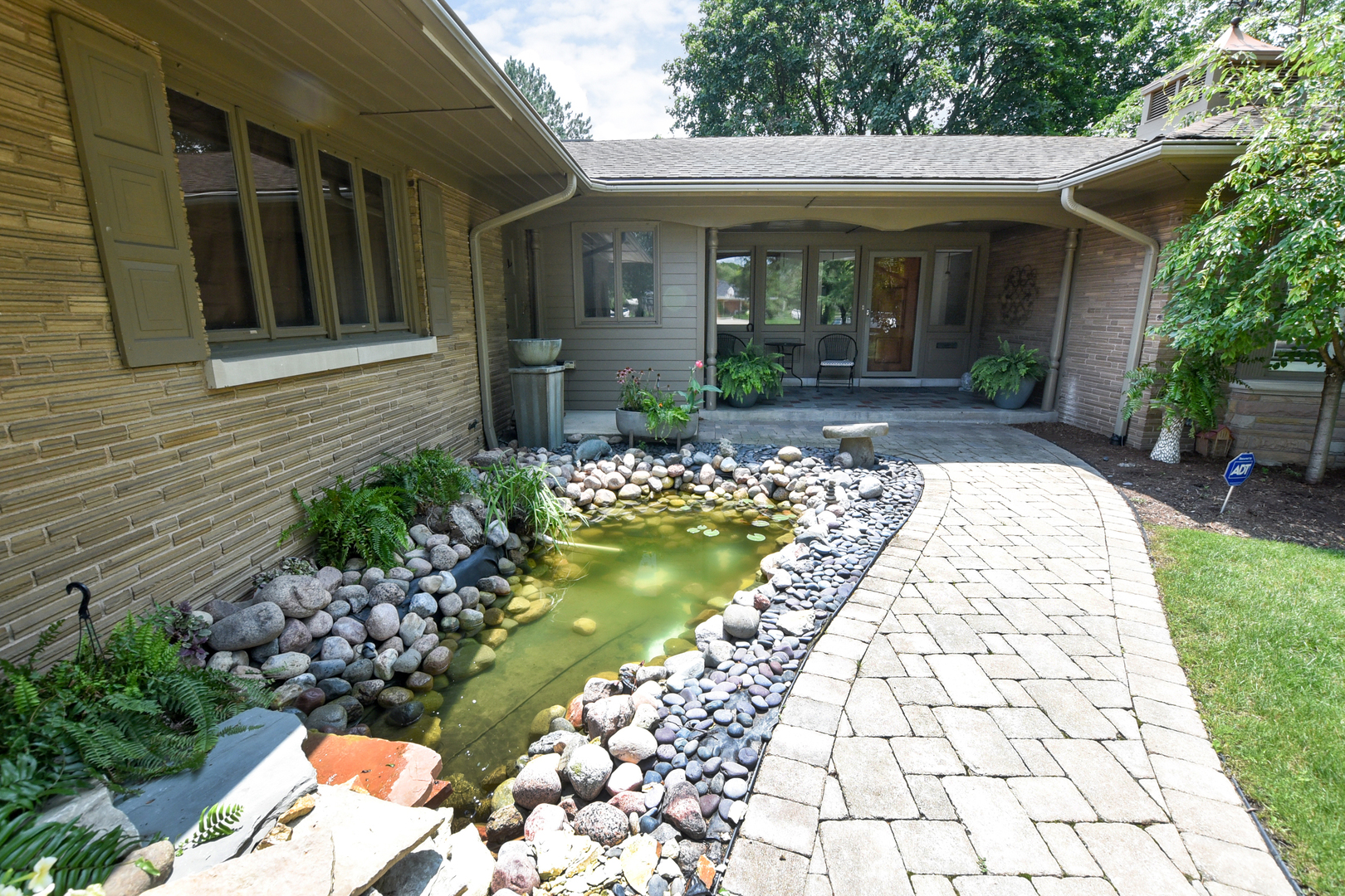 285 Gatesby Road Riverside, IL 60546 - Photo 3 of 51