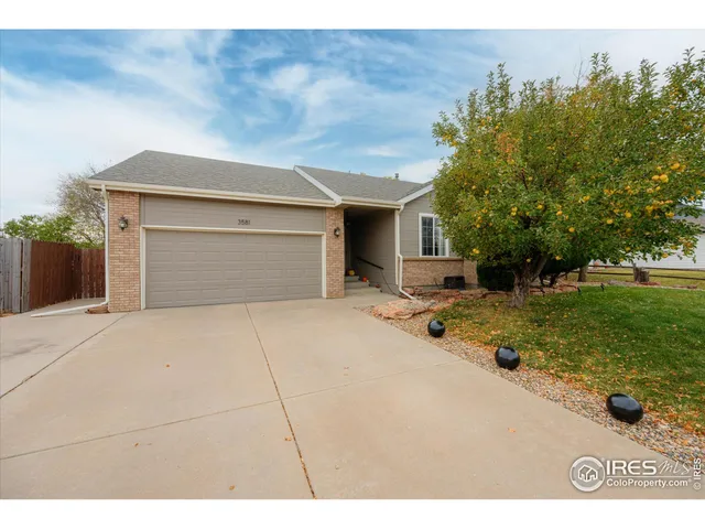 a front view of house with yard
