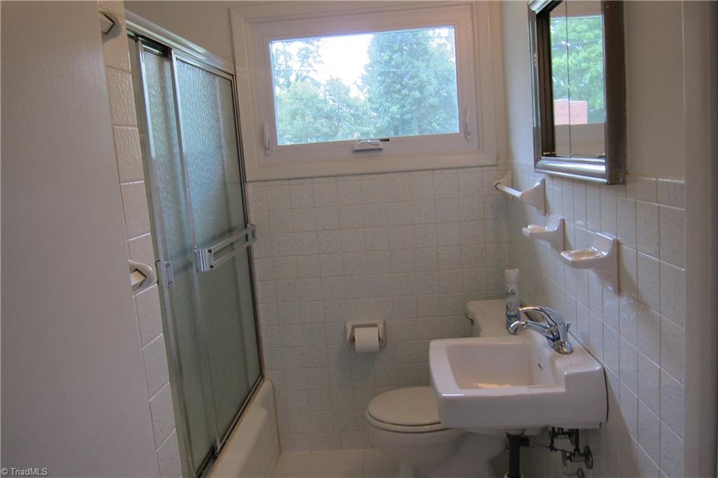 1613 Wolfe Road Greensboro, NC 27405 - Photo 11 of 16 Another View of the full bath...New Window.