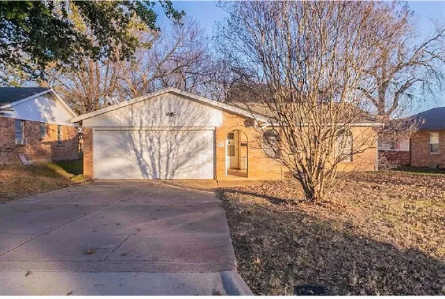 $2,000 | 913 Henslee Drive, Euless, TX 76040
