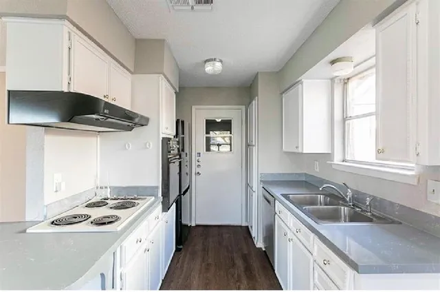 $2,000 | 913 Henslee Drive, Euless, TX 76040