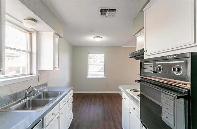 $2,000 | 913 Henslee Drive, Euless, TX 76040