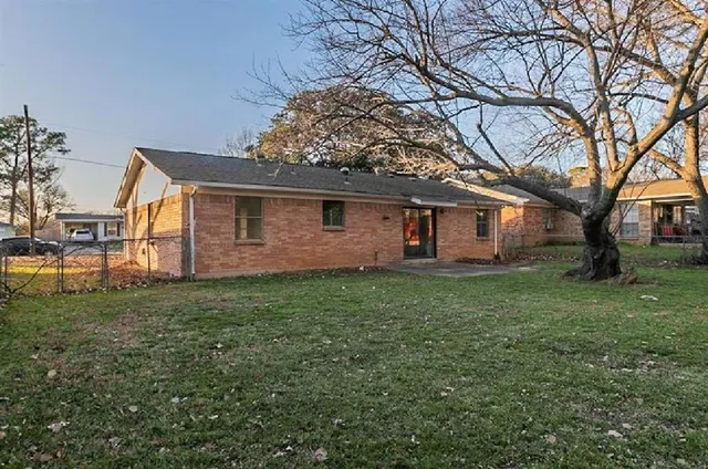 $2,000 | 913 Henslee Drive, Euless, TX 76040