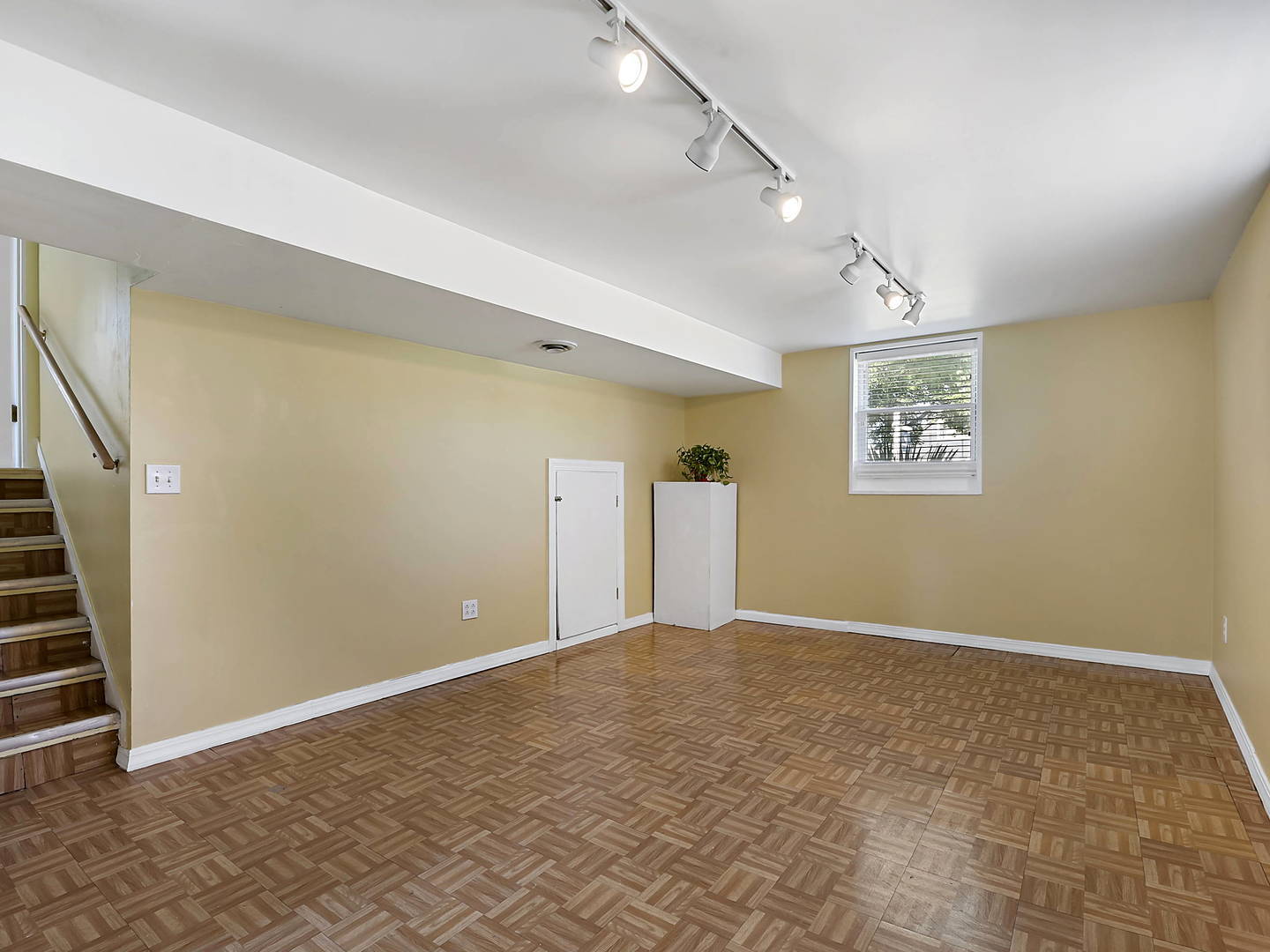 860 Spring Road Elmhurst, IL 60126 - Photo 13 of 17 a view of an empty room