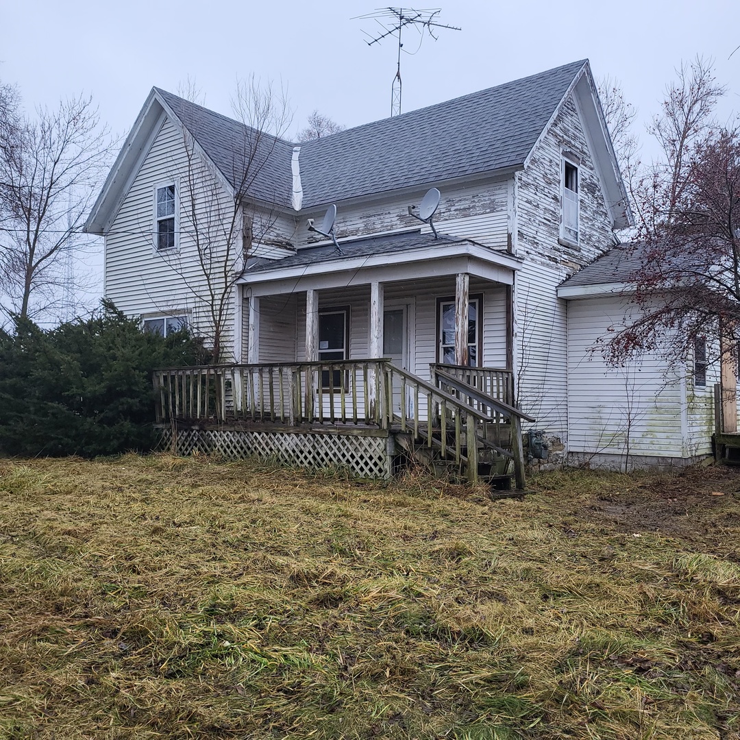 6515 East 5000S Road St. Anne, IL 60964 - Photo 1 of 12 a view of a house with yard and sitting area