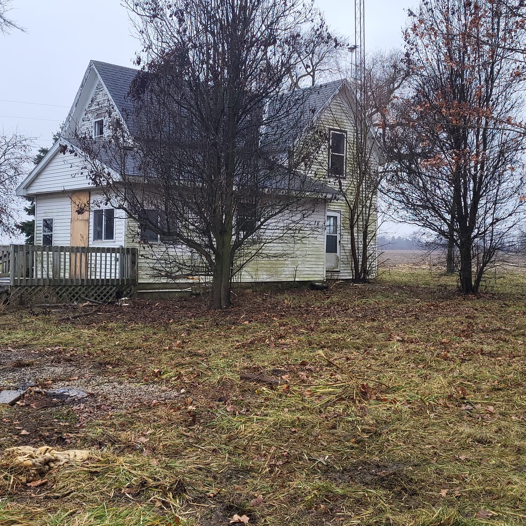 6515 East 5000S Road St. Anne, IL 60964 - Photo 2 of 12 a view of a house with a yard