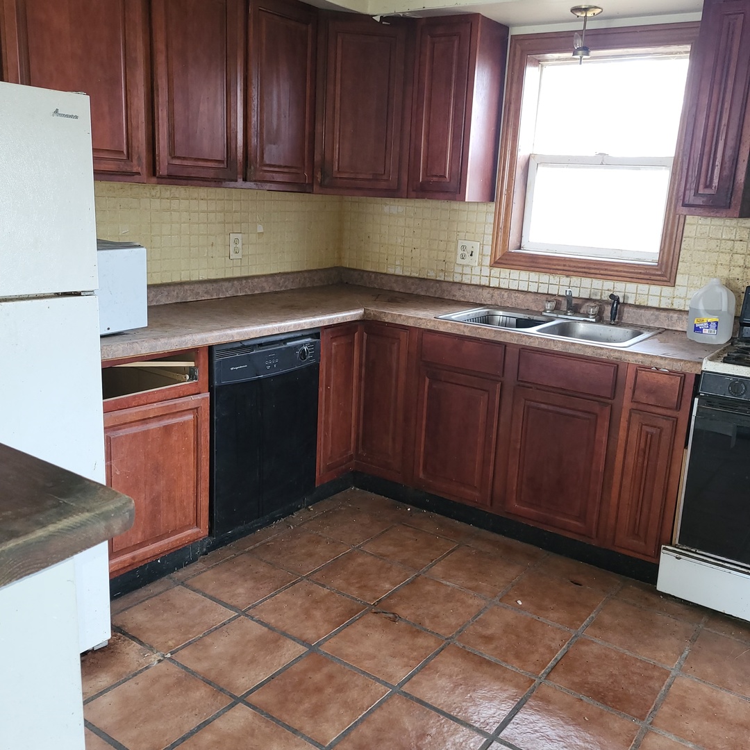 6515 East 5000S Road St. Anne, IL 60964 - Photo 3 of 12 a kitchen with a cabinets and window