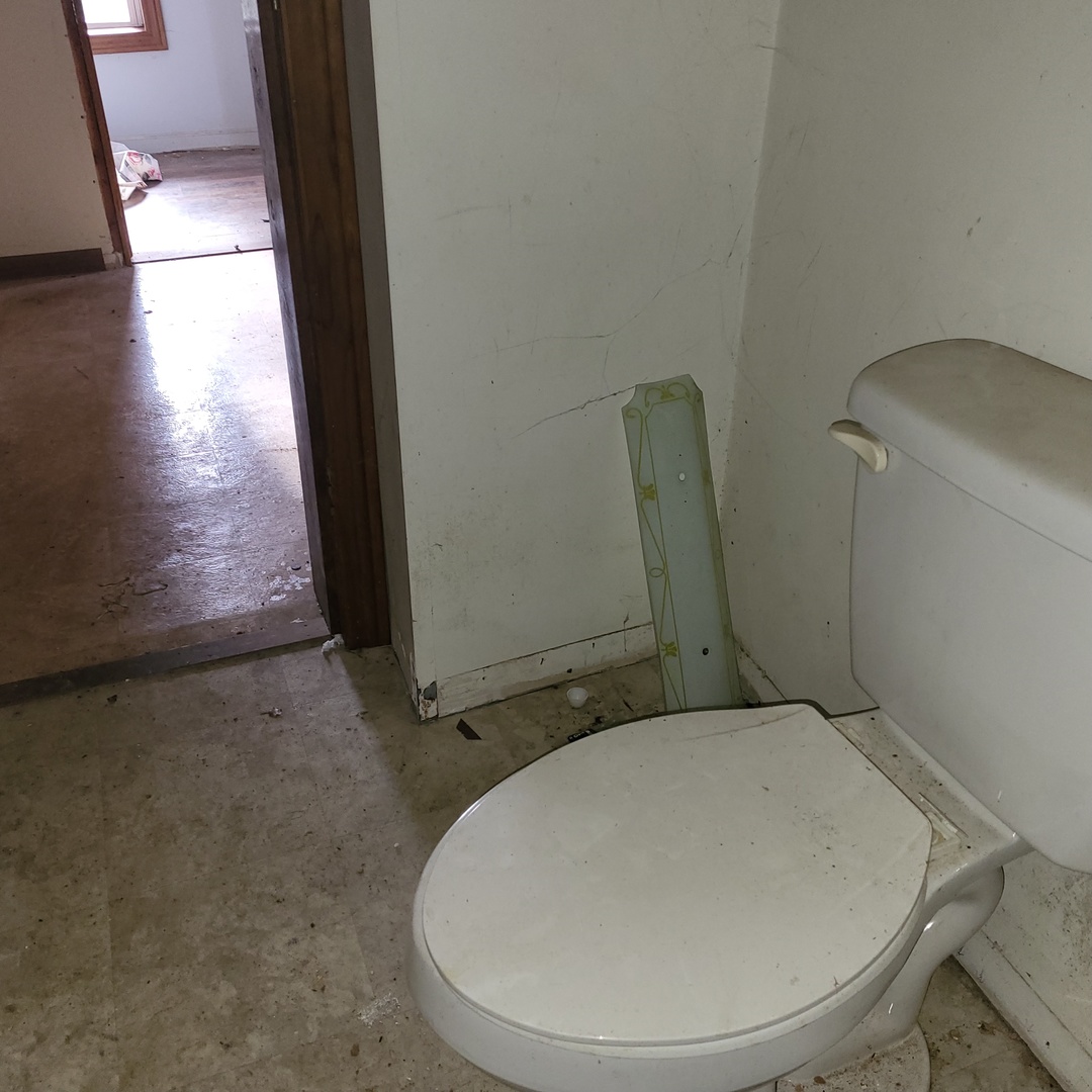 6515 East 5000S Road St. Anne, IL 60964 - Photo 6 of 12 a bathroom with a toilet