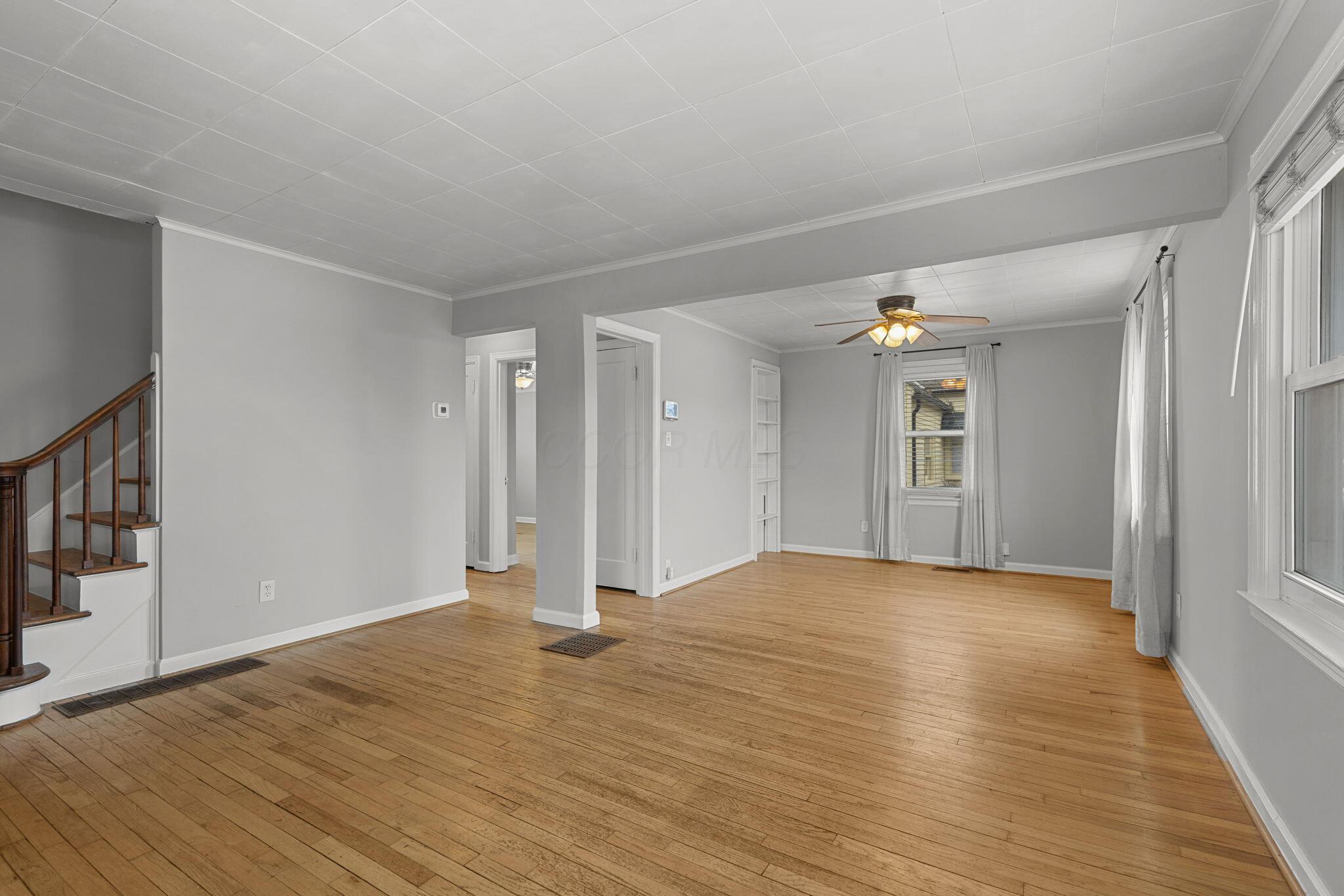 911 Kinnear Road Columbus, OH 43212 - Photo 2 of 28 Living Room