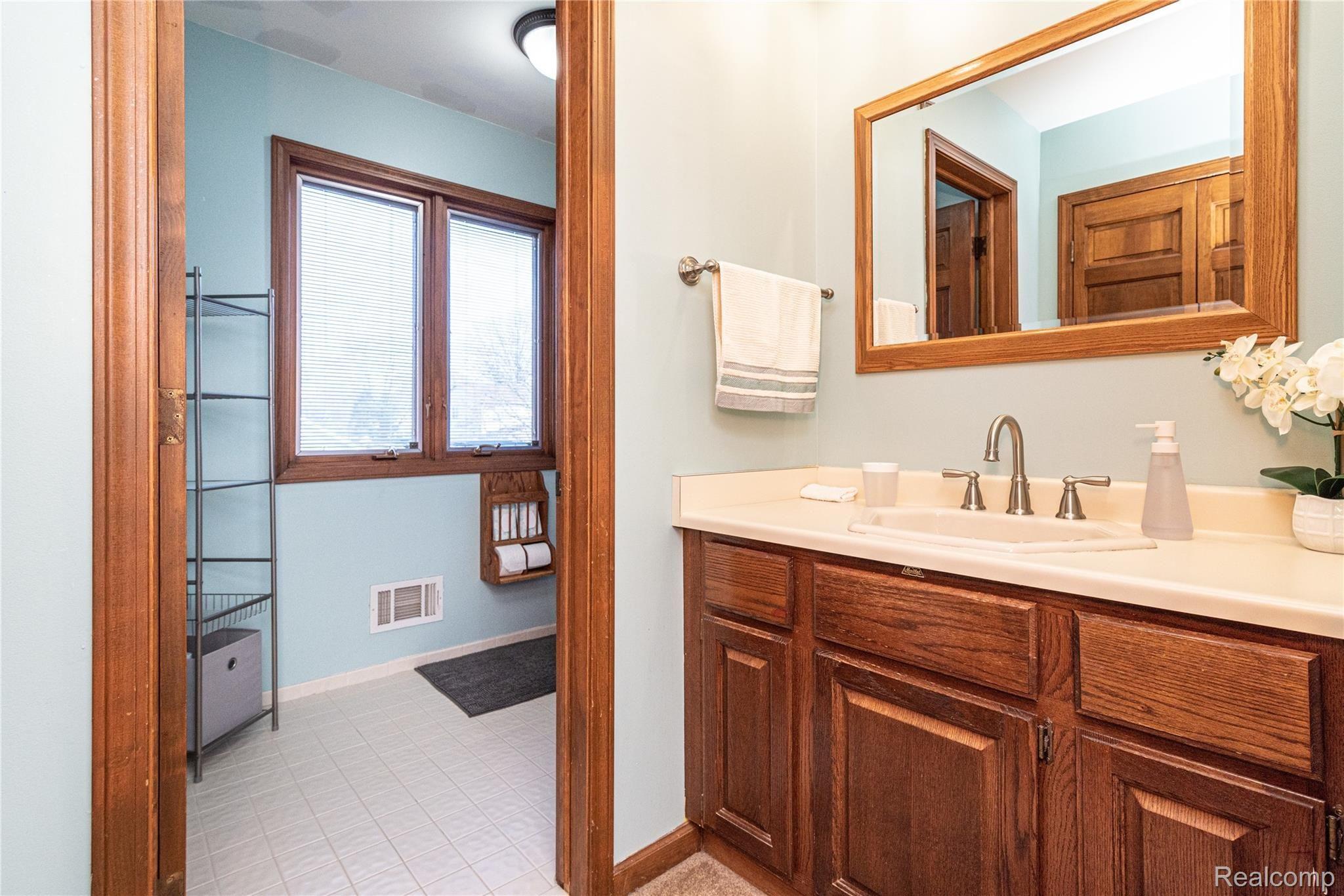 22647 Deerfield Road Novi, MI 48375 - Photo 30 of 51 2nd Floor Full Bath