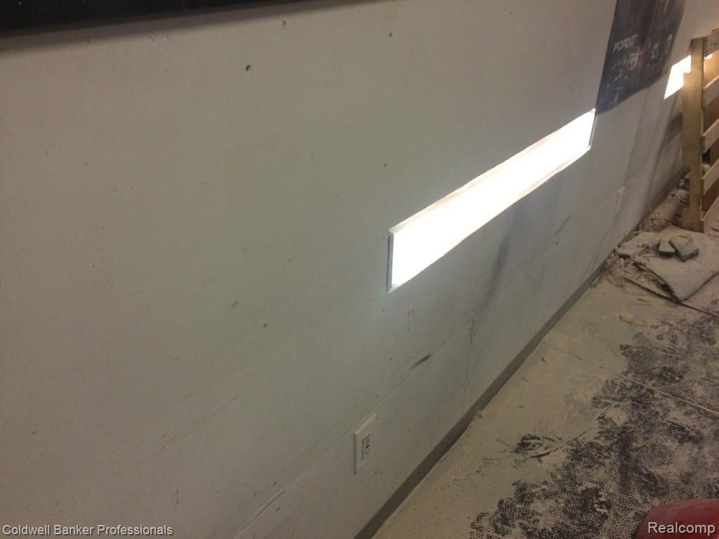 4064 East Coldwater Road Flint, MI 48506 - Photo 36 of 53 2nd Garage Side Wall Lighting