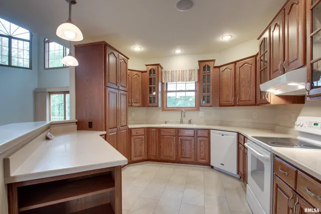 $522,500 | 900 Lucinda Lane, Quincy, IL 62305