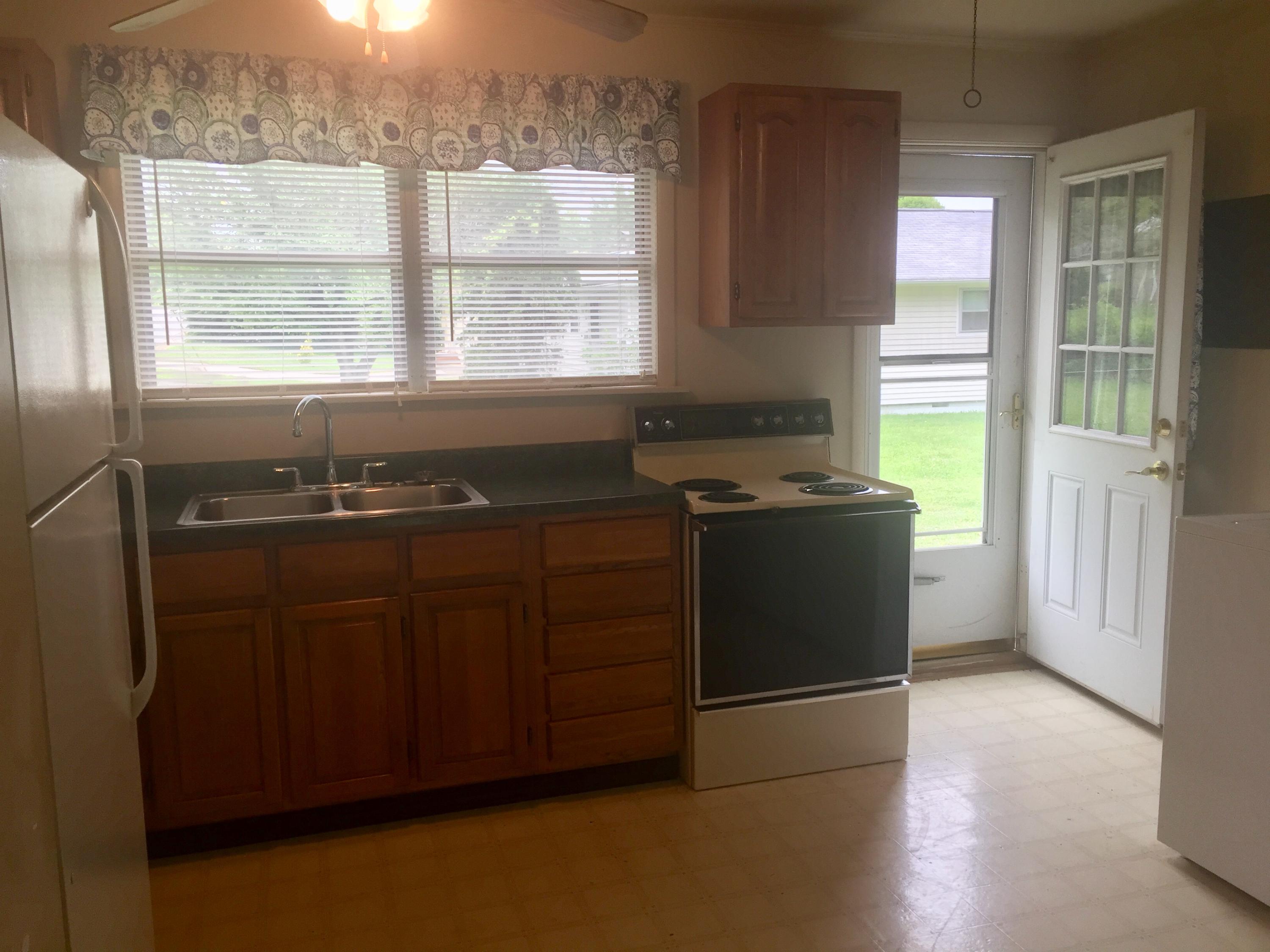 129-131 Marquette Road Oak Ridge, TN 37830 - Photo 4 of 11 129 Kitchen