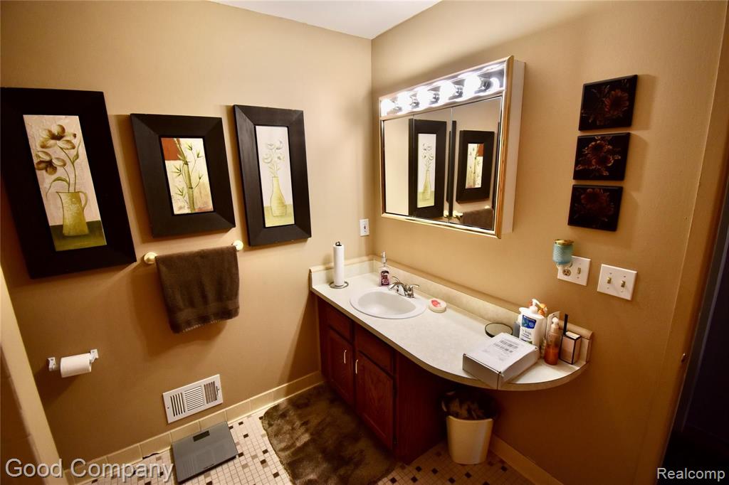 24466 Greenhill Road Warren, MI 48091 - Photo 14 of 18