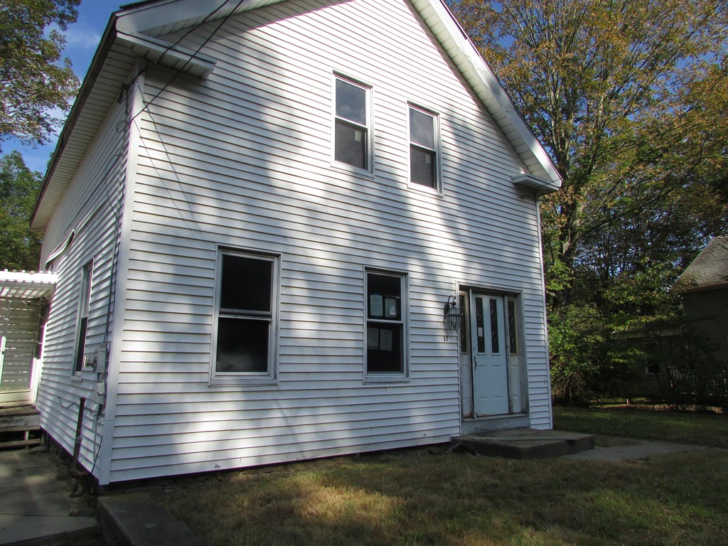 a view of a house with a yard