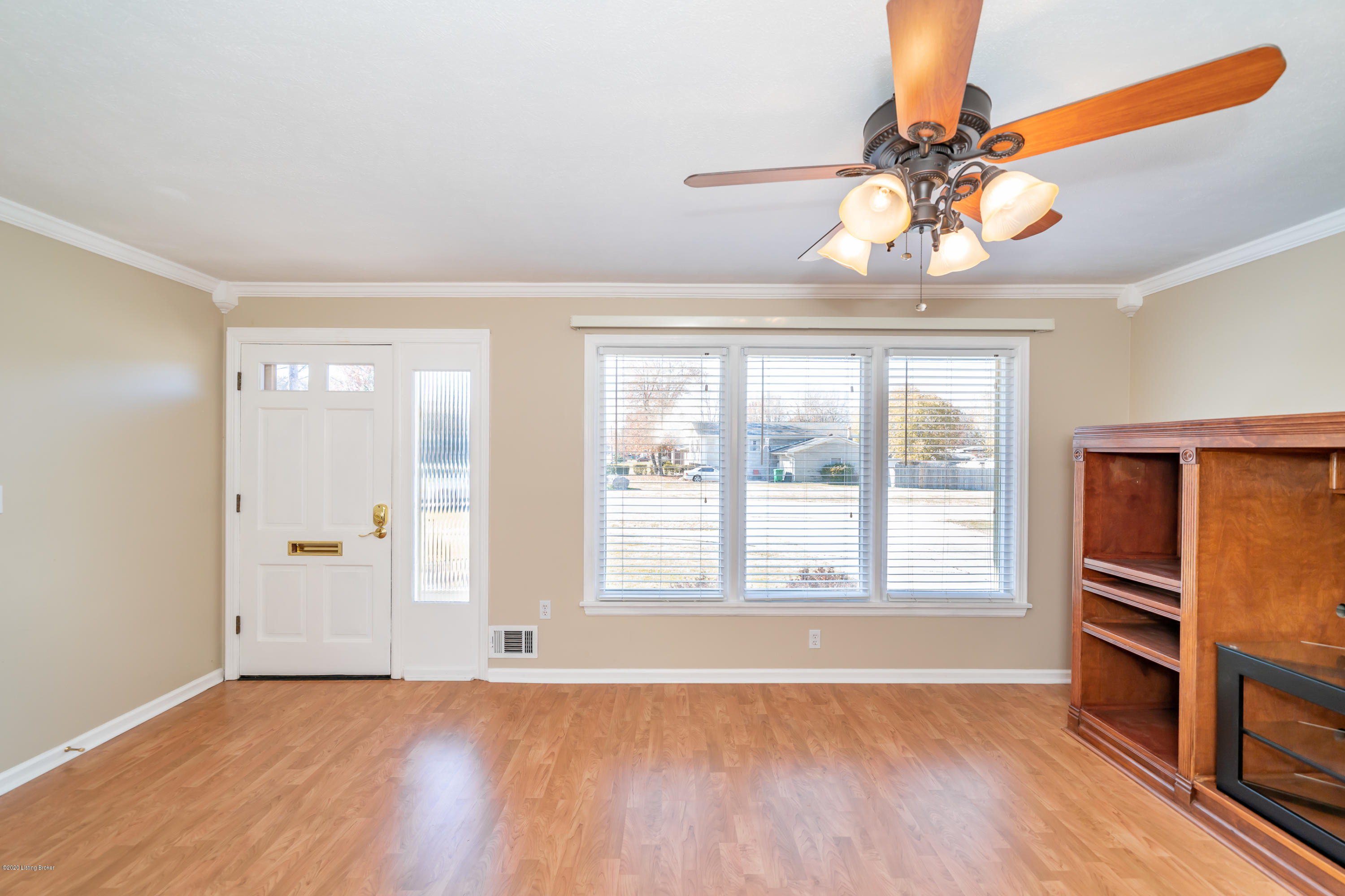 7309 Ridan Way Louisville, KY 40214 - Photo 23 of 37 Living Room