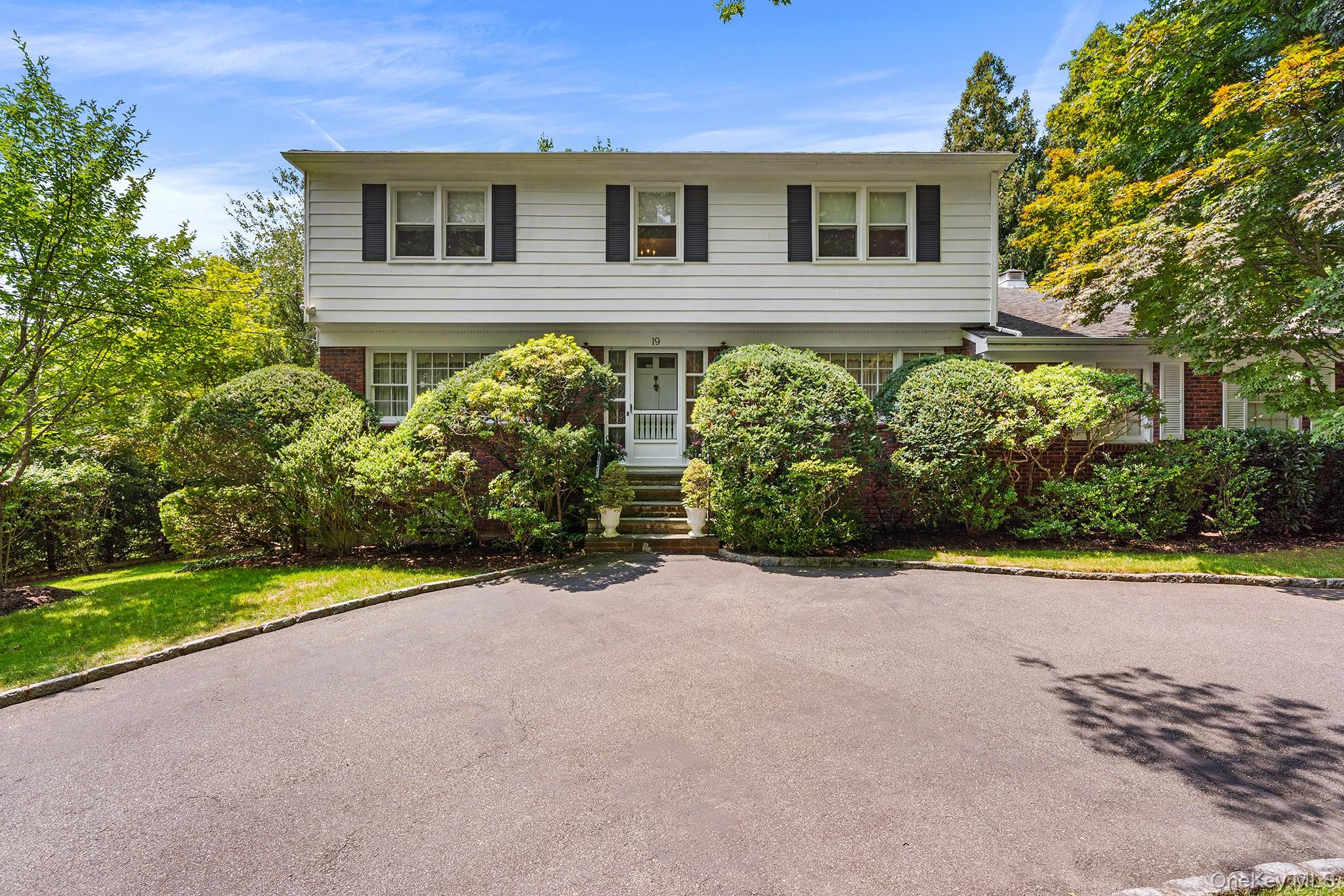 19 Carlton Road Bronxville, NY 10708 - Photo 4 of 42 Gallery Image 4