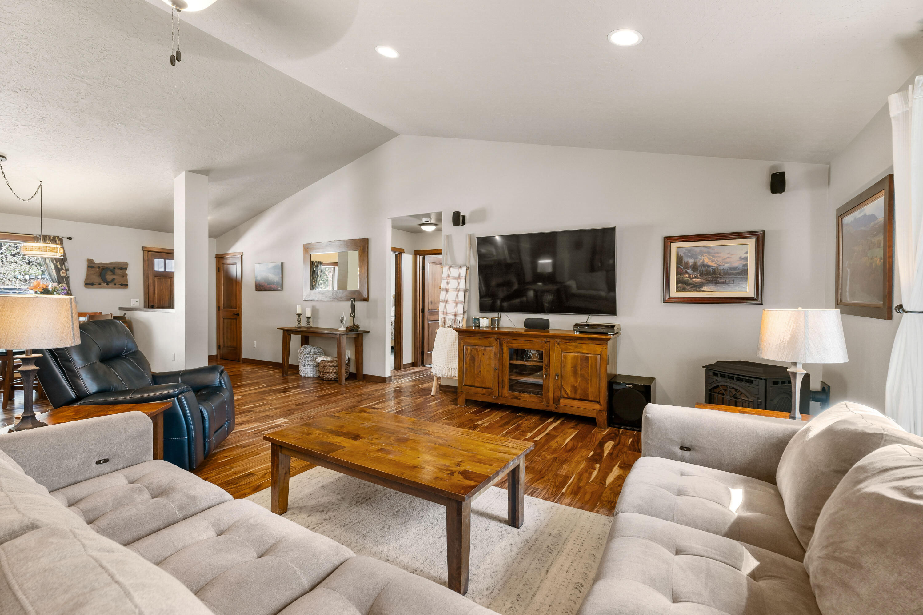 19041 Baker Road Bend, OR 97702 - Photo 7 of 45 20-Living Room