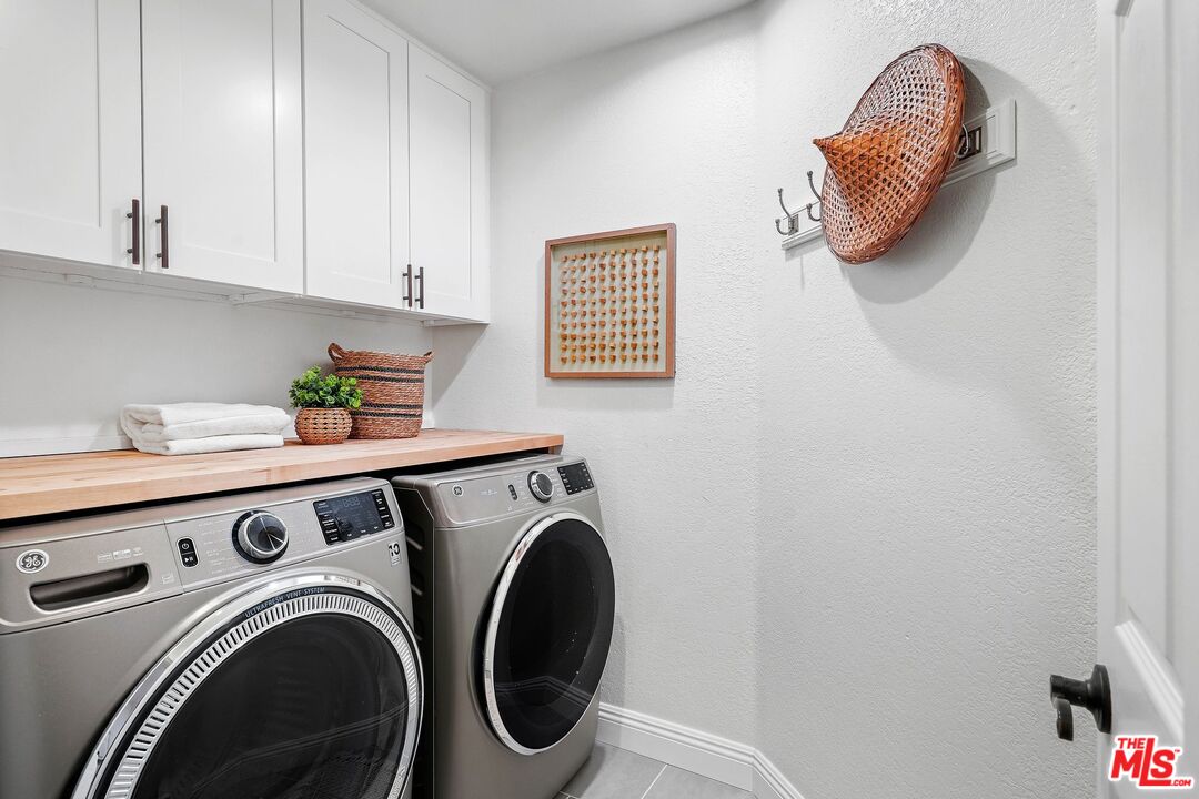 24006 Briardale Way Newhall, CA 91321 - Photo 27 of 34 a view of livingroom with washer and dryer