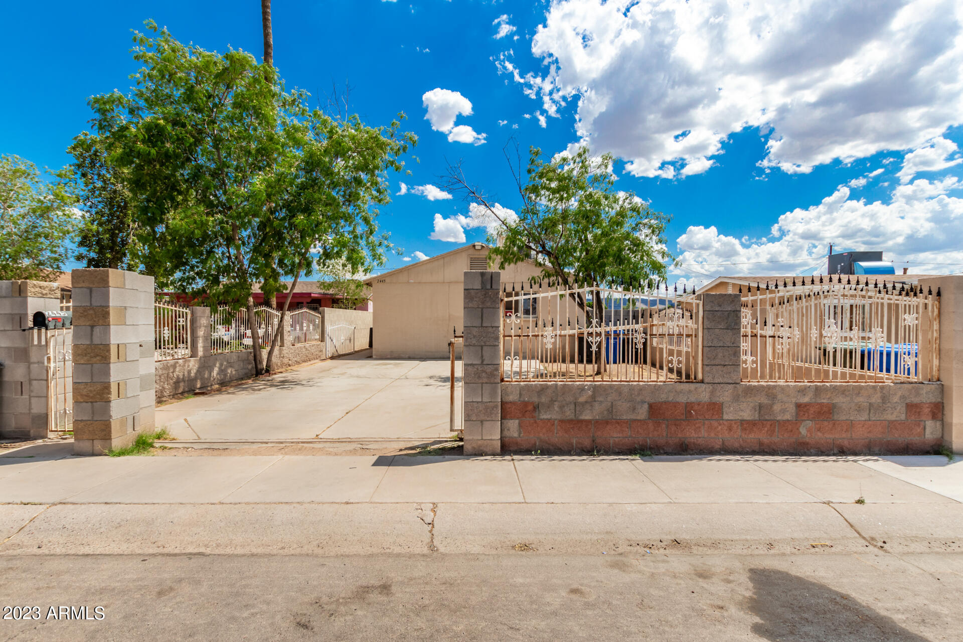 2445 East Chipman Road Phoenix, AZ 85040 - Photo 2 of 23 01 - Chipman