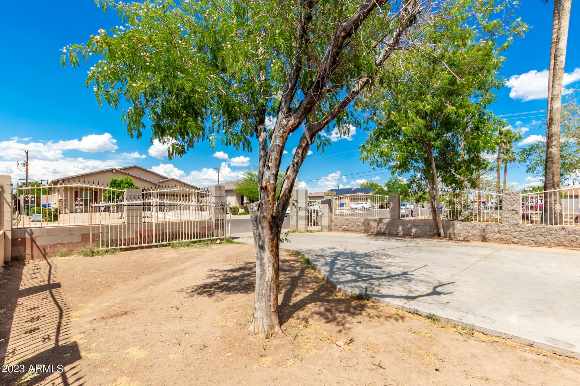 2445 East Chipman Road Phoenix, AZ 85040 - Photo 4 of 23 06 - Chipman