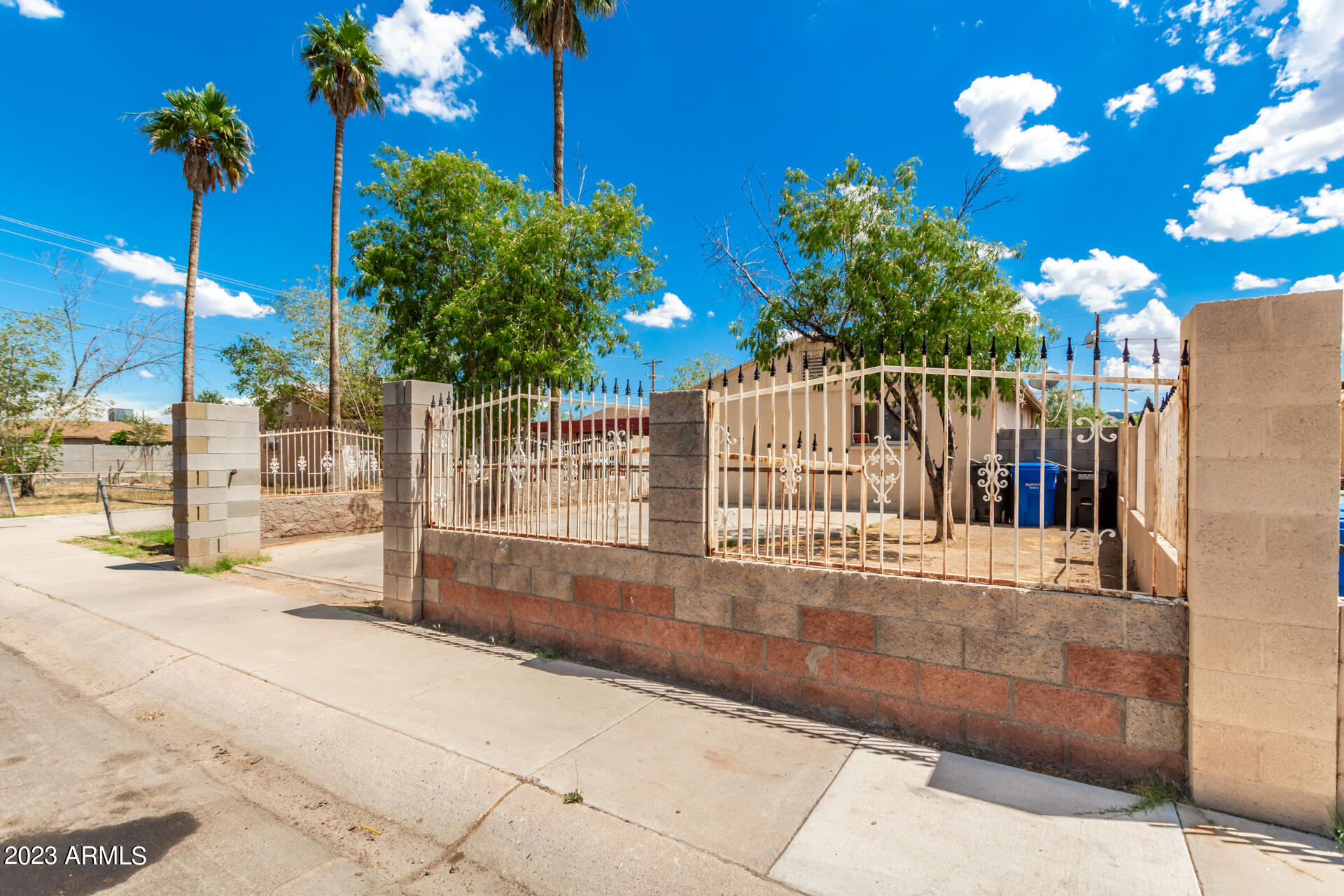 2445 East Chipman Road Phoenix, AZ 85040 - Photo 6 of 23 04 - Chipman