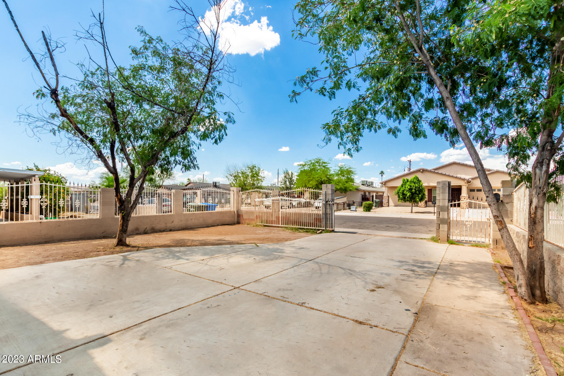 2445 East Chipman Road Phoenix, AZ 85040 - Photo 7 of 23 05 - Chipman