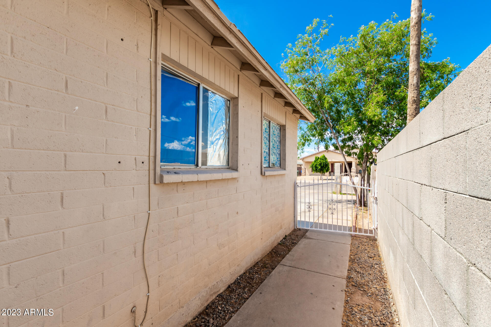 2445 East Chipman Road Phoenix, AZ 85040 - Photo 9 of 23 09 - Chipman